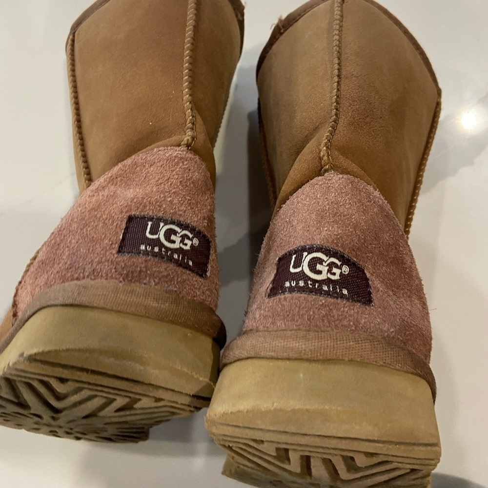 Women’s size 7W UGG brown boots in great loved condition.